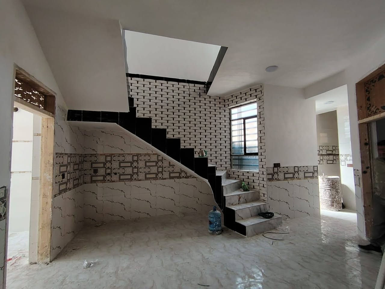 مشتمل طابقين للبيع طابو صرف مساحه 135م بناء حديث على ساحة عنوان حي العسكري شارع 80 خلف مخبز مهند مقابل حسينية مسلم بن عقيل يتكون من ثلاث غرف نوم واستقبال وهول ومطبخ وصحيات السعر 150و قابل للتفاوض للاستفسار الاتصال على ***********
***********
