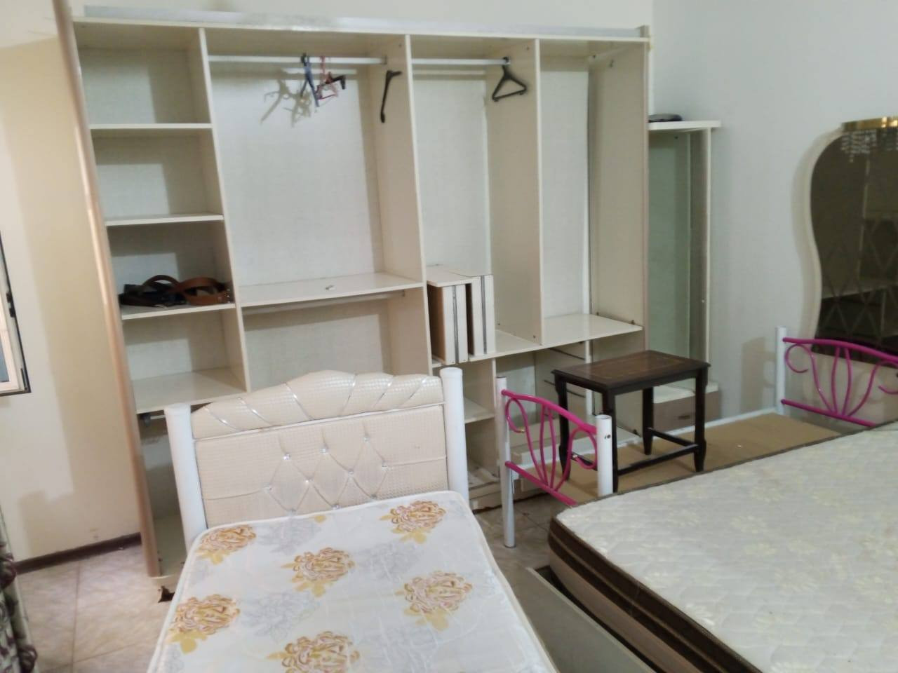 السلام عليكم ورحمة الله ويركاته ...اثاث مستعمل وبحالة جيدة للبيع شاملا [غرفة نوم _كاونتر المنيوم  _طباخ _ ثلاجة ] 
المكان/ النجف _قرية الغدير الاولى
الاتصال على الرقم  ‎***********
