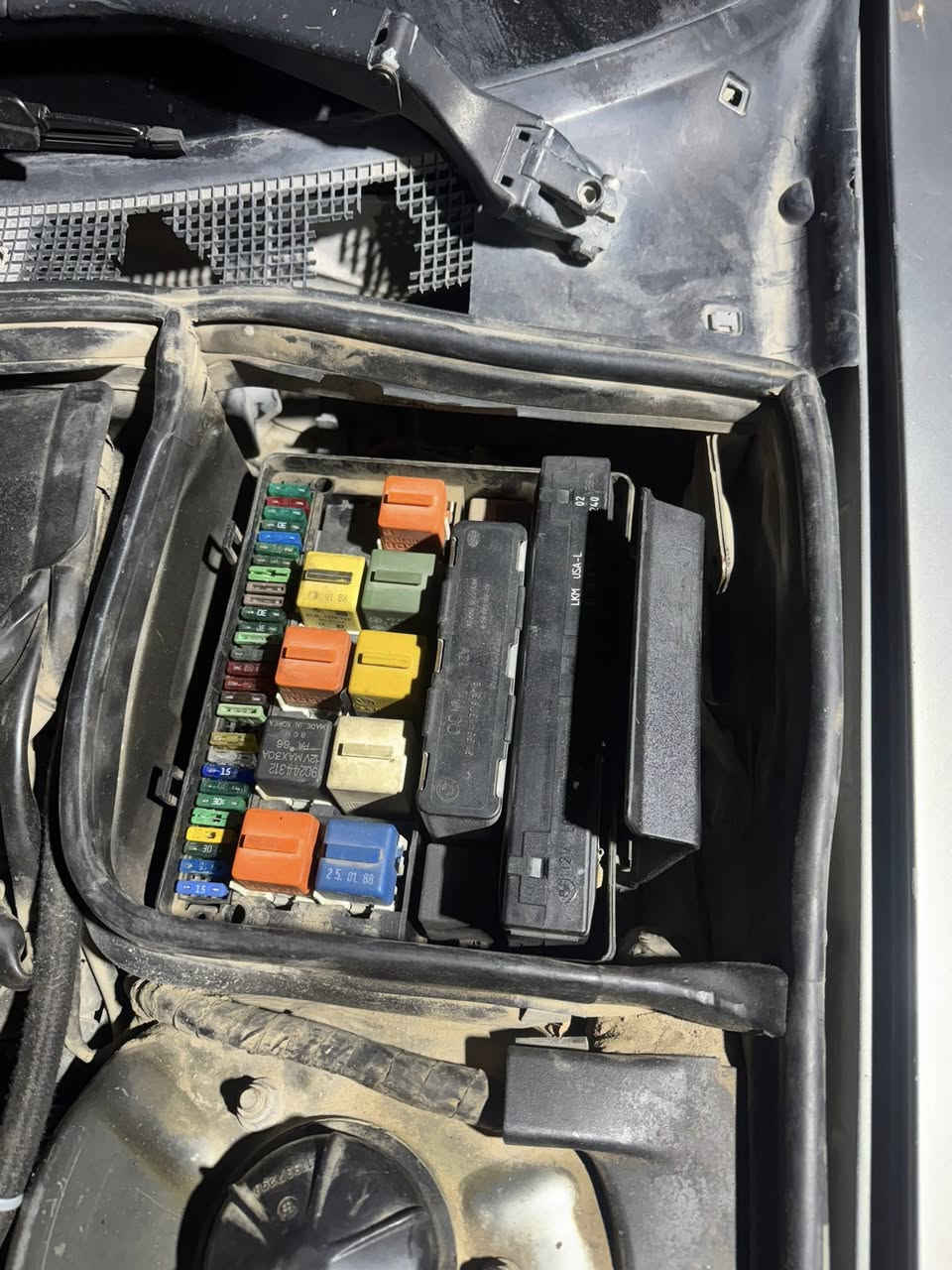 السلام عليكم بي ام حجم 735 اصل موديل 90 مكينه 6 سلندر السياره دشبول صاج  ويل  خليه تخم تاير جديد باتري جديد رقم بغداد انكليزي باسمي تحويل ثاني يوم مكان بغداد السعر 42  وبيها مجال قليل 
 رقم التلفون*********** 

واذا اكو مراوس باحدث انطي فرق
