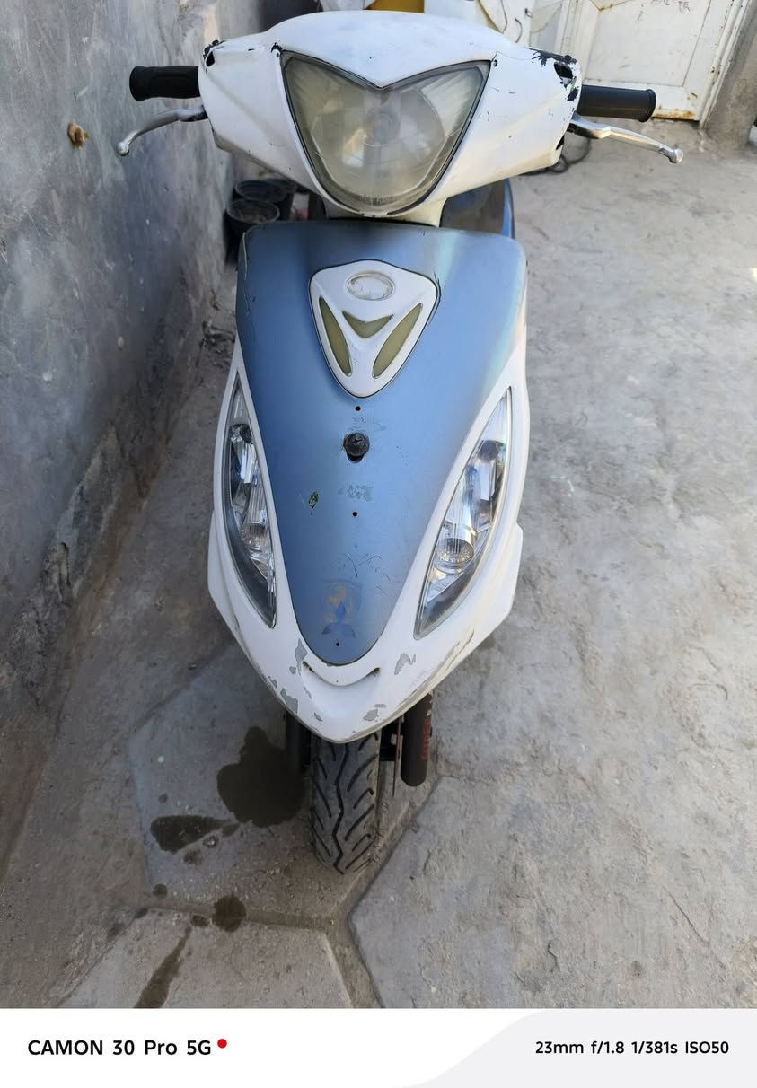 سلام عليكم دراجه للبيع دراجه ماناقصهه شي نكره سلف 

مكاني النجف ناحيه القادسية  رقمي *********** 
السعر 350 مجال بسيط بيهه
