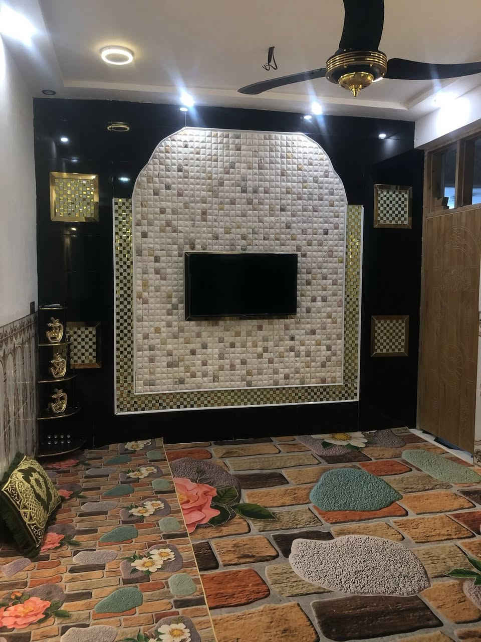 سلام عليكم بيت بالستكشافات شارع ملعب الجوهره المساحه 150 ركن بيه 2غرف وحده بلطابق الاول وثانيه بلطابق الثاني +مطبخ + صالتين + استقبال+ كراج 
بيه خطين كهرباء جاي على المنطقه تبليط وباقي خدمات 
السعر 62 وبيه مجال  
للتصال ***********
