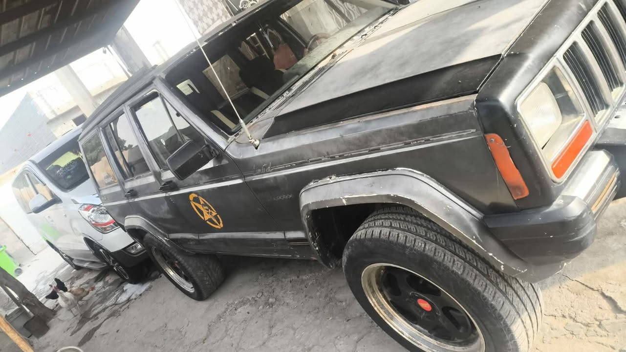 جيب شيروكي للبيع بيها ارقام وسنويه اربيل اصوليه بس لبليته مال الشاصي ضايعه اتكفلك سرقه  ابيع الموجود محرك وكير بلاد السعر ٢٢ بيها مجال حك الجيه ***********
