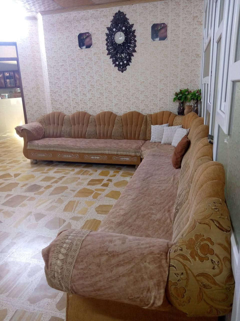 ديوان للبيع200
8متر خشب عراقي الاتصال على الرقم 0772 267 5779
