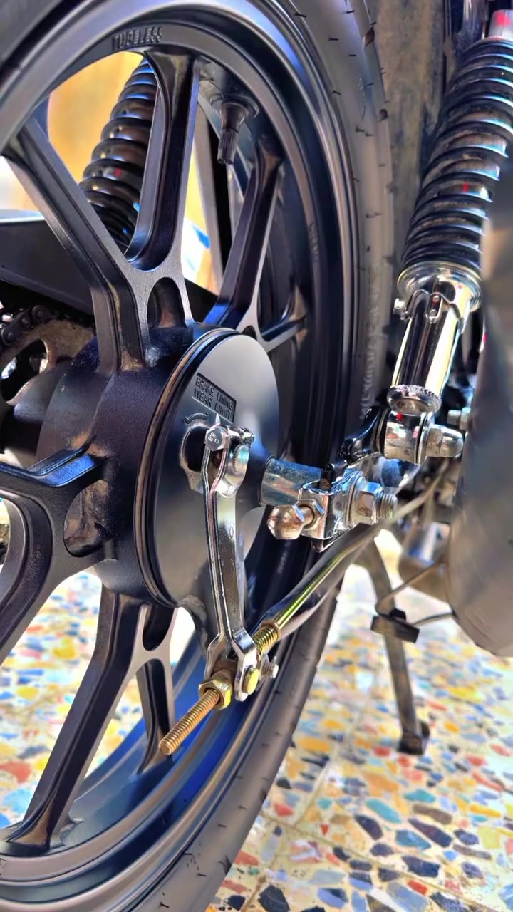 السلام عليكم ار كي 200 للبيع دراجه جديده حيل معتني بيه بشكل كل ٥٠٠كيلو ابدل دهن وادير اورال الفول التر ب١٨ الدراجه شركه مابيه نقص شغل وتطلع للسعوديه عليه سستم جنط ودرع ولايتات وياهه زنجيل شركه احتياط وقمجي وسكليتر شركه احتياط الدراجه ماشيه8000فقط الدراجه مشايفه بانزين عادي ابد بس محسن افوله رقم اربيل  سعر ٢٣٠٠قفل قفل قفل ماتعامل ابدوماكوهيج سعر والقران تسوه الدايون والدراجات كله ***********
