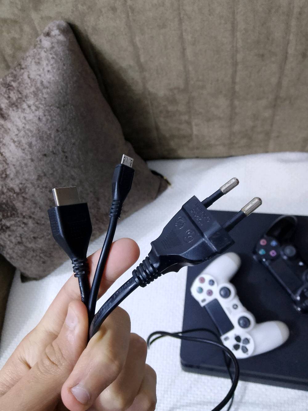 

أنا أبيع بلايستيشن 4 مع أدوات التحكم وكل الكيابل اللازمة. يجي وياها لعبة جراند ثيفت أوتو في. الجهاز بحالة ممتازة ونظيف، وهو رائع لقضاء أوقات ممتعة في الألعاب.