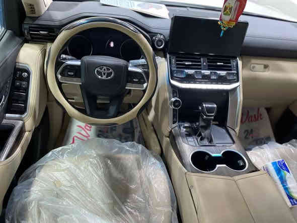 السلام عليكم
لاندكروزر 2023 VX
V6 
فول مواصفات 
و معروفة مواصفات الفي اكس 
بيها ربع البنيد صبغ 
و السيارة مغلفة 
PPF 
و السونار موجود وية الصور 
خير من الله السيارة ما ينقصها شيء 
السعر المطلوب
63٫000 قابل للتفاوض للأستفسار هذا رقم راعيها  ما يقصر وياكم 
***********
بغداد مكانها
