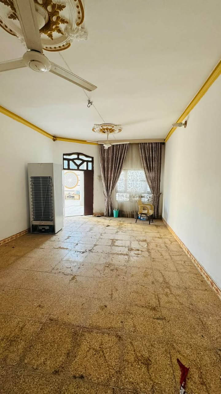 السلام عليكم دار اللبيع طابو صرف 200 متر يحتوي علئ استقبال 7متر +هوال 4×7 متر 2 غرف نوم 4×5
 صحيات خارجيه كافه الخدمات متوفره ماء وكهرباء وخط موالد رقم ((***********)) 
العنوان* شارع الورديه خارج * منطقه الطابه
###مكلف_بلنشر####
