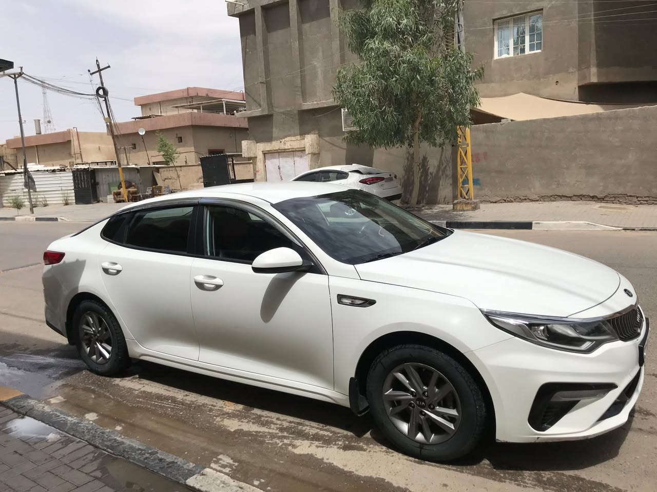 كي فايف موديل 2021 
وارد كوري , على ايدي من دخلت لحد الان انا اول مالك للسيارة. 
بيها فقط رشات صبغ بالمدكر الاماي الايسر والدعامية الامامية وخشم البنيد (رش داخل كوريا ) , وبالعراق انا كحلت مكان الفانوص بالمقمارة اول ما اخذتها. 
مكفولة من اي حادث والبنزين كله محسن من اشترتها لحد الان, ماشية 49900 على ايدي من اخذتها كانت ماشية 14000 وشوي. 
السعر المطلوب 168 ورقة . 
للتواصل واتس اب *********** البصرة, العراق
