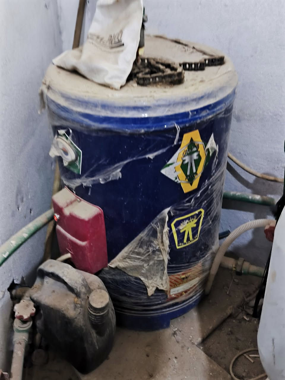 السلام عليكم ثلاجه نضيفه للبيع وكيزر اثنيهن 200 قفل رقمي ***********
