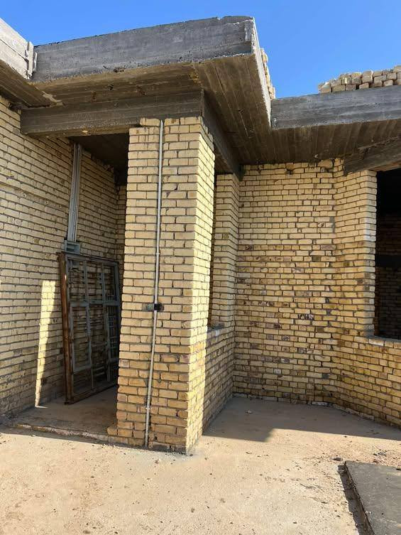 سلام عليكم 
بيت للبيع  منطقه البو حجر ع شارع قريب على مجمع الخير
مساحه 350او400
يتكون البيت من. 
غرفتين 
وصالتين 
مطبخ 
واستقبال 
البيت كامل معايز شي بس لبخ  مسس وجاهز 
للاستفسار الاتصال ع رقم ***********.
