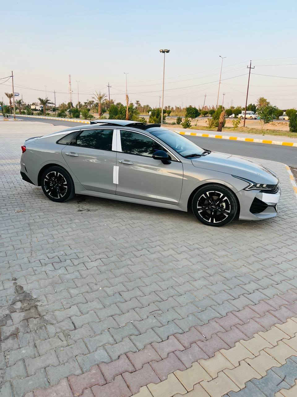 سلام عليكم
‏Kia K5 Gt-line
كي فايف جيتي لاين 2023 
رقم بغداد  سنوية وهزة كله جديد
 اللون اسمنتي
المحرك 1.6 تيربو
ماشية 32 ميل
بانوراما 
تشغيل عن بعد
رادارات امامية وخلفية وجانبية 
نقطة عمياء 
قيادة ذاتية :::::::::::
دخول ذكي
كروس مثبت سرعة 
شاشة كبيرة 
شحن لاسلكي 
هند بريك كهربائي 
بصمة 
اشاير بلمري 
كامرة دواره
4 انضمة قيادة 
اوتو هولد 
ترحيب بل اليدات
كشنات كهرباء 
داخل اسود  
وارد أمريكي حادثه جاملغ وبنيد ولباب مال سايق صبغ توحيد لون بدون معجون بدون ضربه 
 ( صور الحادث مع السونار موجود )
 السعر خاص شراي يتصل لو يراسلني 
***********
مكان سياره كوت
