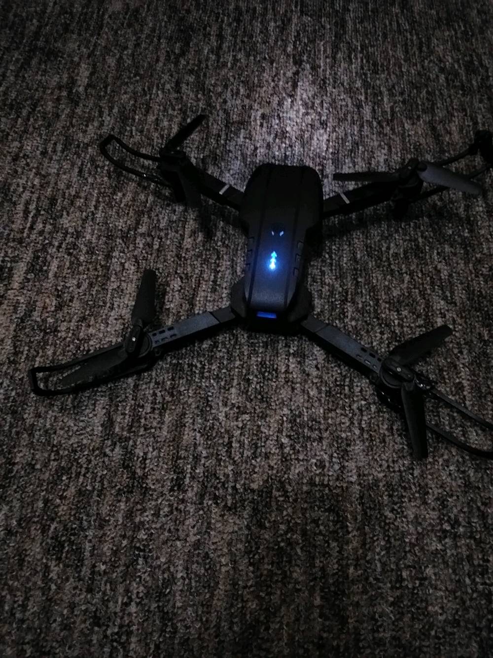 
ما هو موديل الدراون؟: 
الاسم : E88 PRO
هل الكاميرا مدمجة أو يتم ربطها بالهاتف؟: 
تحتوي كامرتين ربطها بل هاتف
كم مدة حياة البطارية؟: 
لا اعلم
هل هناك قطع غيار أو ملحقات إضافية؟: 
نعم 
أين يقع مكانك لاستلام الغرض؟: 
بابل ( حله )