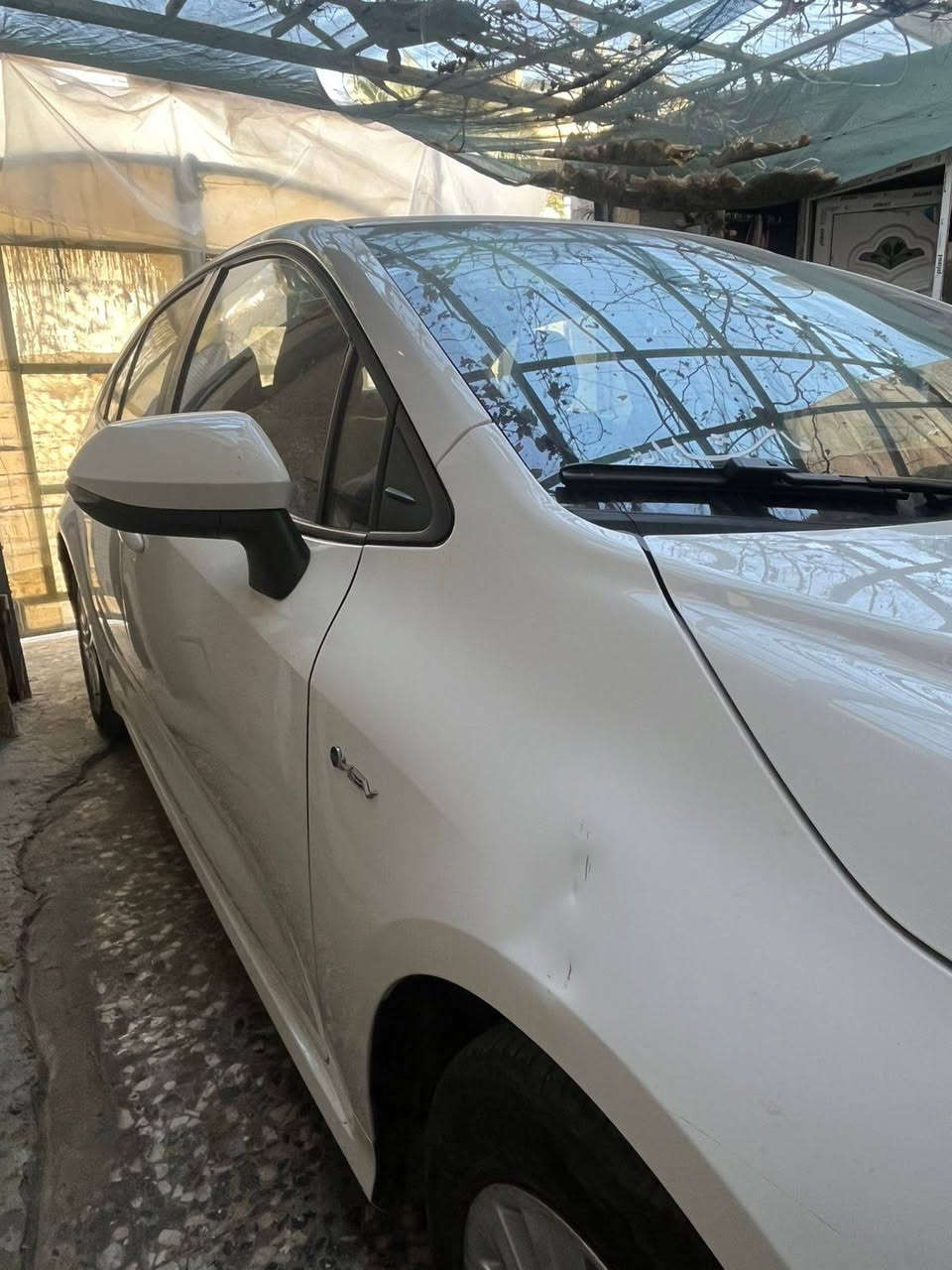 سلام عليكم 
كورولا للبيع 24هايبرد سعر 140بيه مجال هاتف *********** ماشيه 22 مكفوله من صبغ بس بارد بسيط بل جاملغ الامامي
