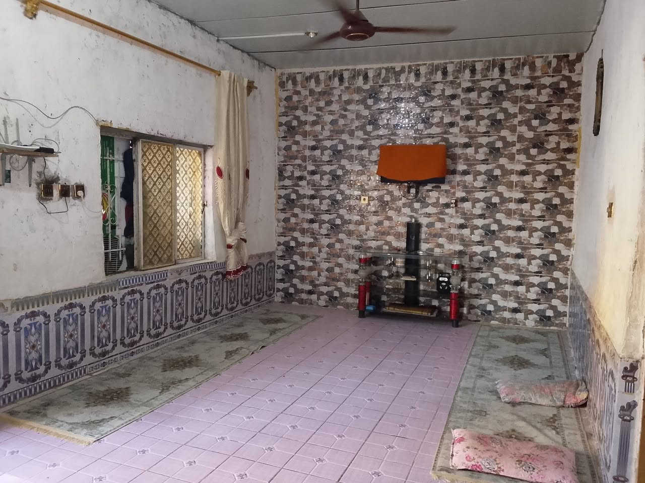 السلام عليكم بيت للبيع يحتوي على غرفتين نوم وصاله ومطبخ واستقبال وصحيات المساحه 200متر سقف سندويج المكان كوت حي الحكيم الثانيه قريب عن كليه الامام الكاظم للاستفسار   ***********.
