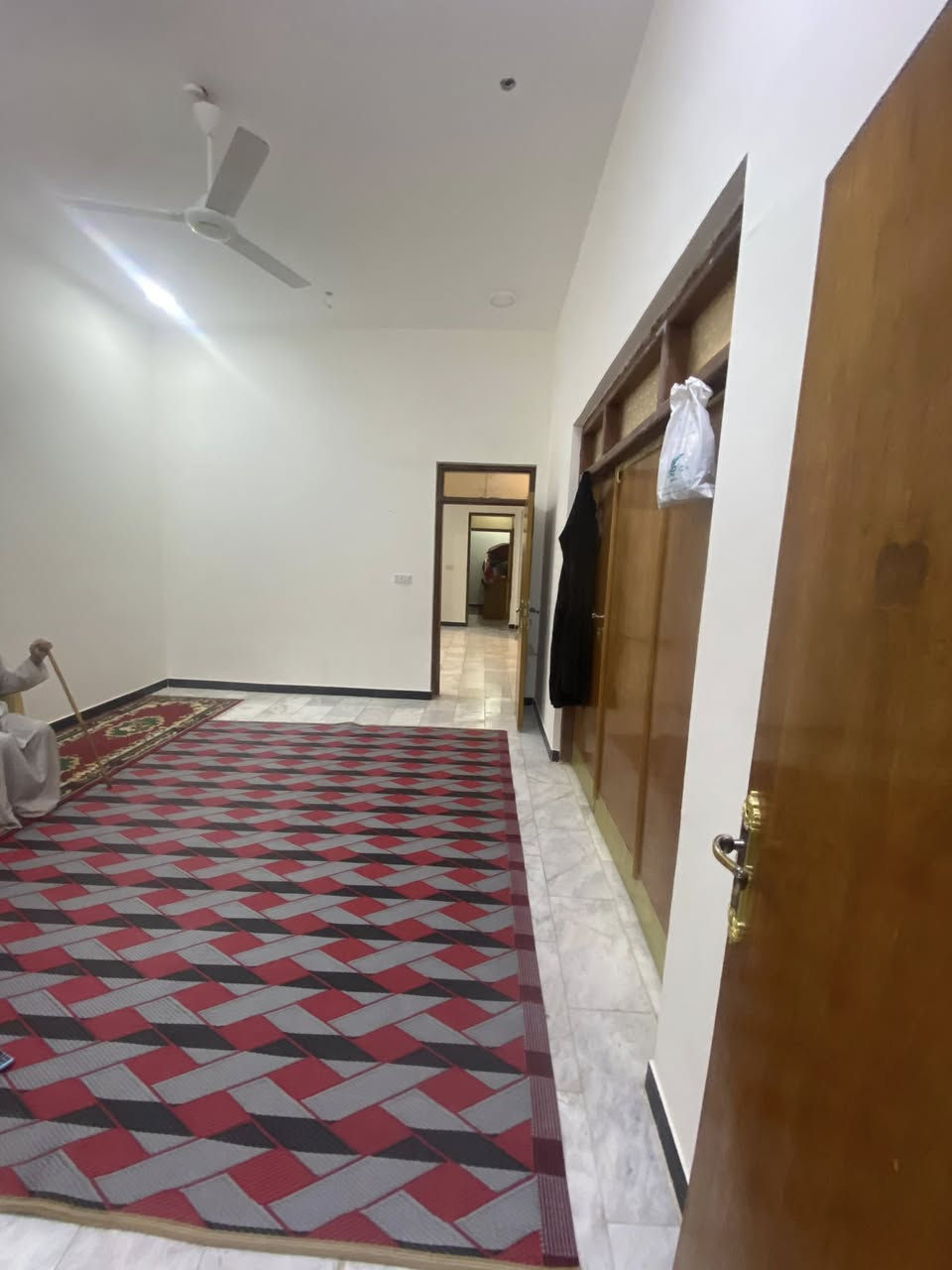 دار طابو صرف حي الشموع نزله القائم مقاميه المساحه 260م طابقين طابوق كونكريت عرض الشارع 13متر بناء جديد  
 يتكون بناء الطابق الأول من غرفتين وصاله دوانيه ومطبخ وصحيات داخليه وخارجيه السعر جداً مناسب للأستفسار ***********
