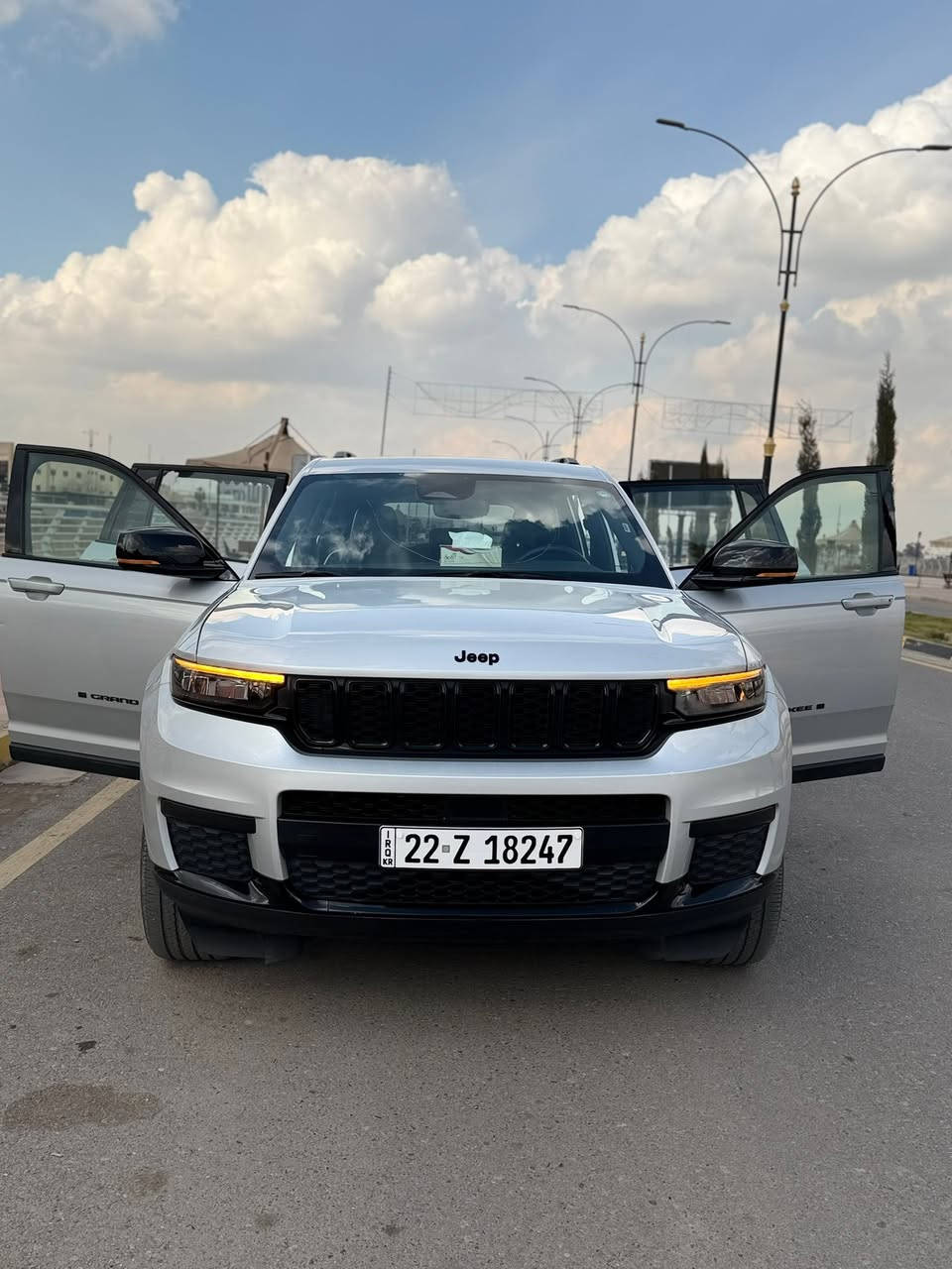 للبيع  Jeep Grand Cherokee 2024

جيب كراند شيروكي 2024 امريكي 
ضررها سرقة سستم كامل القطع الخارجية 
 بدون اي حادث او ايربك 

7 راكب 
كاميرا خلفية + حساسات ورادار 360
مثبت سرعة  
نظام أمان  كامل 
(فرامل طوارئ + تحذير خروج عن مسار)
تبريد ٣ قطع  
ماشية 50,000كم 
السعر 265 
 تفاصيل اكثر واتساب ***********
المكان بالموصل 
لكن متواجد غدا في بغداد  فقط
