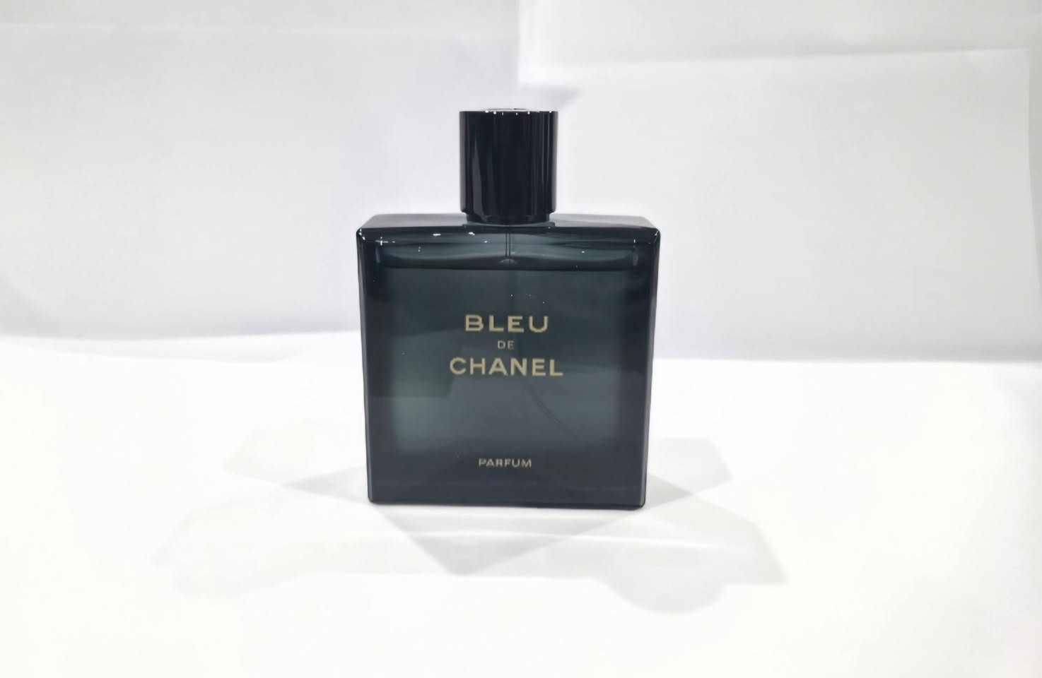 Bleu de Chanel Parfum 100ml للبيع عطر
عطر Bleu de Chanel Parfum أصلي 100 مل

- تم استخدامه استخدام بسيط جداً (تقريباً ممتلئ)
- يأتي مع العلبة الأصلية
- نظيف ومحفوظ بشكل جيد
- نسخة Parfum (أعلى تركيز)
- كود المنتج واضح في الصور

سبب البيع: لم يناسب ذوقي

السعر: 270,000 دينار عراقي (قابل للتفاوض)

التسليم يد بيد فقط، الدفع نقداً. في اربيل.


**إذا كنت صاحب هذا الإعلان وتريد حذفه لأي سبب، رجاءا أرسل رسالة إلى الدعم الفني**