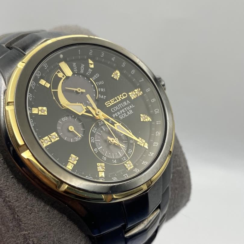 SEIKO
 Coutura Perpetual Solar Diamond Dial
سولر على الطاقة الشمسية 
الساعة مُميزة جدًا 
سنتر لايام الاسبوع و للثواني و نظام الـ ٢٤ ساعة 
قياس السنة الكبيسة و نظام لحفظ الطاقة
٧ عقارب  
١١ حبة الماس حقيقي 
طلاء الساعة Black Ion
قطر الساعة ٤٢.٥ بدون الزمبلك 
نظافة مُمتازة


**إذا كنت صاحب هذا الإعلان وتريد حذفه لأي سبب، رجاءا أرسل رسالة إلى الدعم الفني**
