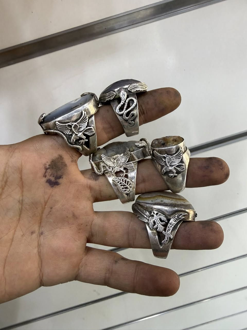 السلام عليكم محابس فضه 950 الصياغه معروفه والاحجار معروفه المحابس مو عاديات اخوتي بس اليعرفهن يعرف قيمتهن وزنهن 178غرام مع الحجر بدون حجر 131غرام (ملاحضه الاحجار غير معالجه نهائياً وخاضعه للفحص) 5قطع السعر الكلي 750الف قفل تطلع سعر القطعه 150الف واذا احد يريد مفرد سعر القطعه 250 قفل (الي يريد احجار اصليه وقطع قديمه يراسلني خاص ) 
عنواني بغداد التراث قرب تقاطع درويش ***********
