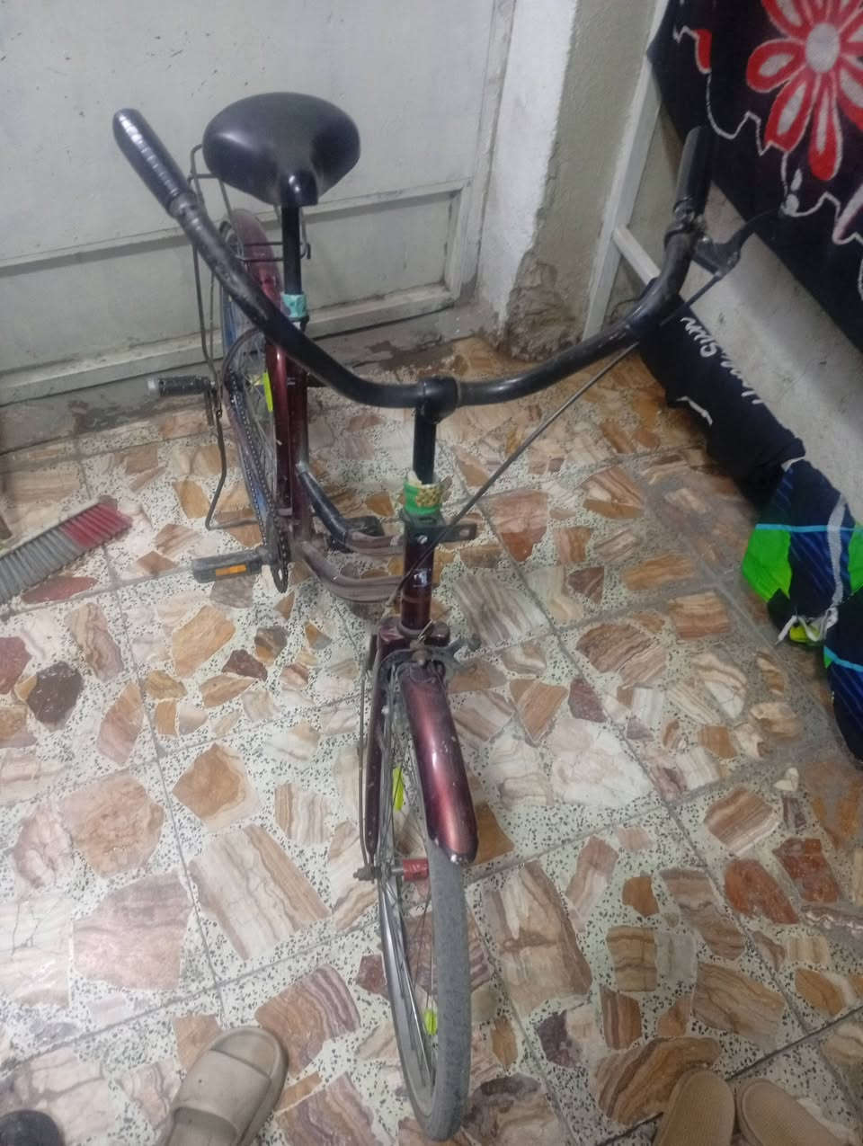 السلام عليكم عندي بايسكل للبيع بناتي حجم 26 بايسكل نظيف ما بيه اي نقص انا واني بغداد حي الجهاد بالاساتذه وهذا رقمي *********** رايده ب 40 وبي مجال
