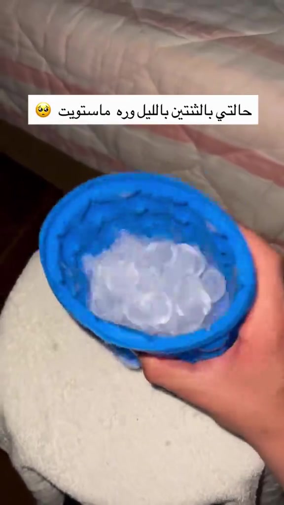 مبردة هواء رذاذ  مروحة مكتبية محمولة وتبريد بالرذاذ وخزان ماء ومقبض حمل ومع انارة داخلية RGB والشكل مكعب مستطيل أنيق يجمع بين المروحة في الأسفل وخزان مياه شفاف في الأعلى، مع مقبض من الجلد الصناعي أو البلاستيك لتسهيل حمله، تمامًا كما يظهر في الصورة . المروحة الأمامية مربعة بزوايا ناعمة، حواف داخلية لحماية الشفرات. تبريد مباشر بالهواء + رذاذ ماء مرطّب لمساحة شخصية صغيرة. خزان ماء سعة تتراوح بين 300–400 مل تقريبًا، قابل للفك والتعبئة بسهولة. تحكم عبر أزرار يدوية أو ريموت مرفق لتشغيل الرذاذ، تغيير سرعات المروحة، وربما تشغيل المؤقت أو الإضاءة. منخفض، متوسط، وعالي حسب الحاجة. تشغيل هادئ، مناسب في المكتبات، غرف النوم، أو ساعات العمل الهادئة.


**إذا كنت صاحب هذا الإعلان وتريد حذفه لأي سبب، رجاءا أرسل رسالة إلى الدعم الفني**
