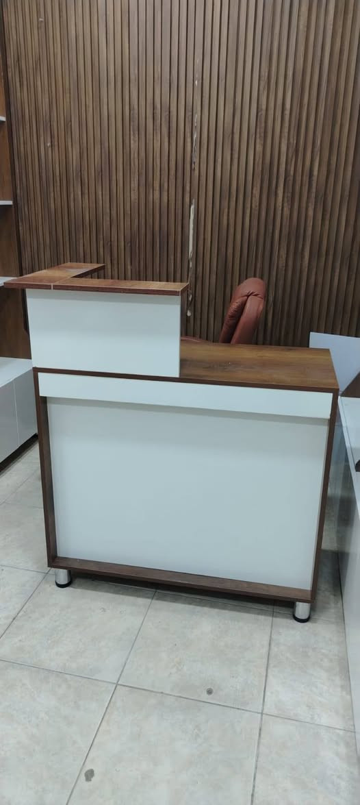 رفوف محل جديده. صنع خاص بغداد
استخدام 3 أشهر فقط لعدم التفرغ 
رفوف عدد8
ارتفاع 220
عرض 85_90
عمق 30
الكومدي عمق 40
ارجل عدد5
ميز خشب
كرسي دوار
للتواصل واتسب ***********
