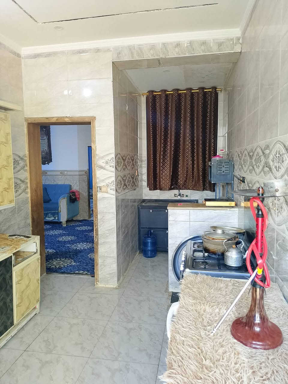 السلام عليكم بيت للبيع بلجغيفي الثانيه بشارع جامع الذكر الحكيم بصف اسواق ايمن مساحته 150متر طابقين الطابق لأول طابوق الثاني بلوك  الجوه بيه استقبال ومطبخ وغرفه وصاله الطابق الثاني بيه 3غرف وصاله وحمام 
عارضه 125 وبيه مجال بسيط 
رقم الهاتف ‏‪0785 947 9956‬‏
