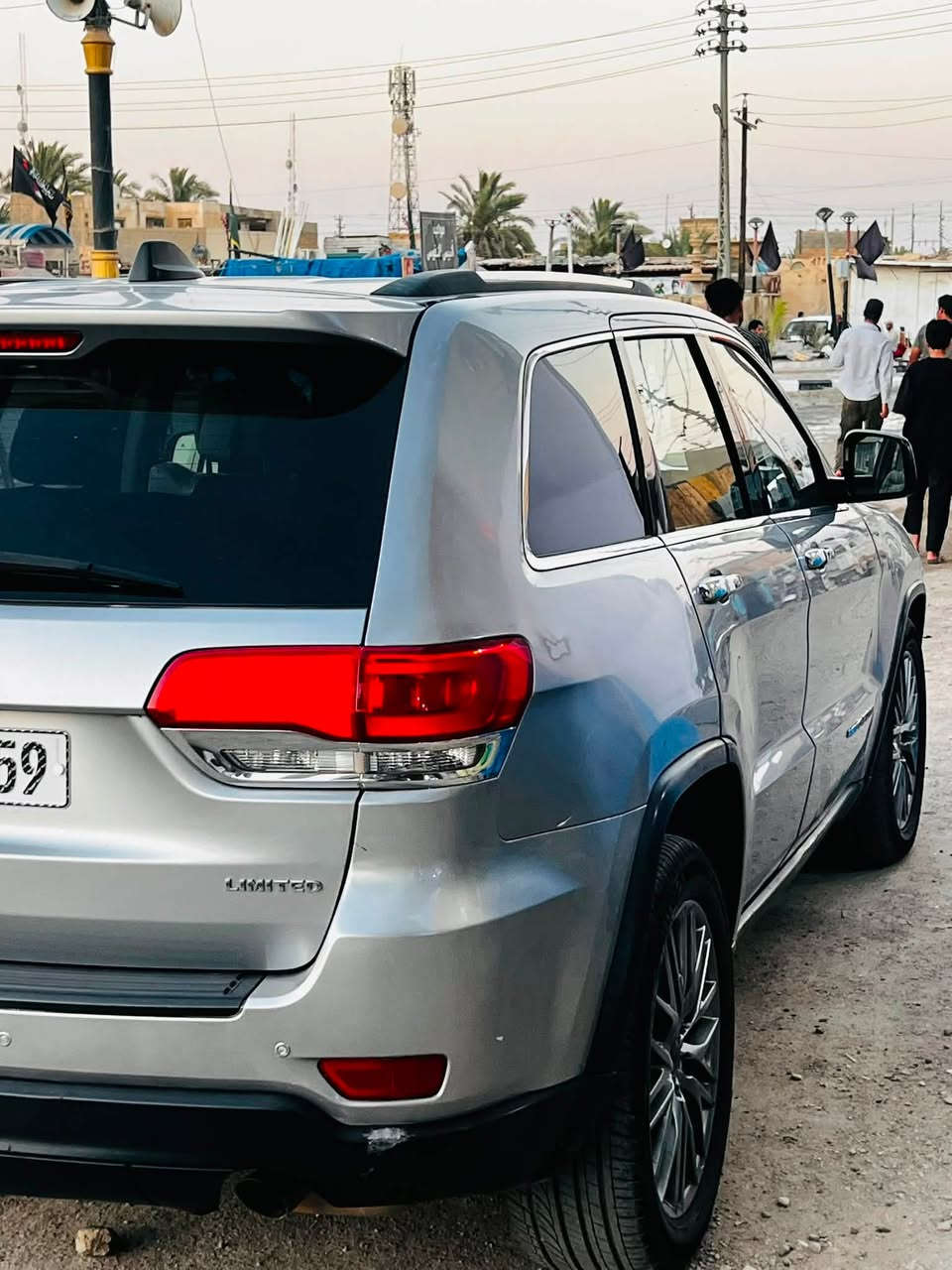 جيب لاريدو 16حادثها جانبي باب وجاملغ مبدل والباب الخلفي مصلح مكينه جارجر المرغوب  والسيارة جاهزة /مكان السيارة ذي قار ورقمها بصرة حره باسمي ***********
