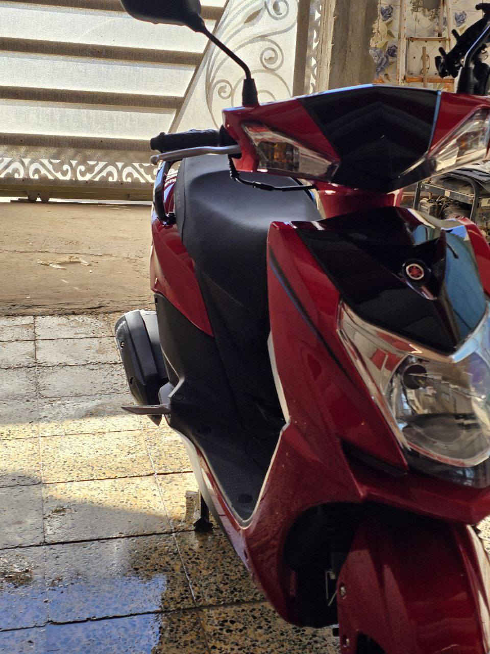 سلام عليكم دراجه سكنس حديث كما موضح بالصور دراجه بحالة الوكاله دراجه ما متعوبه وع ايدي بس وصايرلي شهر من شتريتها والمكاتبة مالتها موجودة ماشية بس ٣٧٥ وذا تجي وتشوفها بعد احلى من صور
السعر : مليون 300 
العنوان : بصرة ابو الخصيب باب طويل 
الرقم : *********** متواجد فقط ع واتساب .
