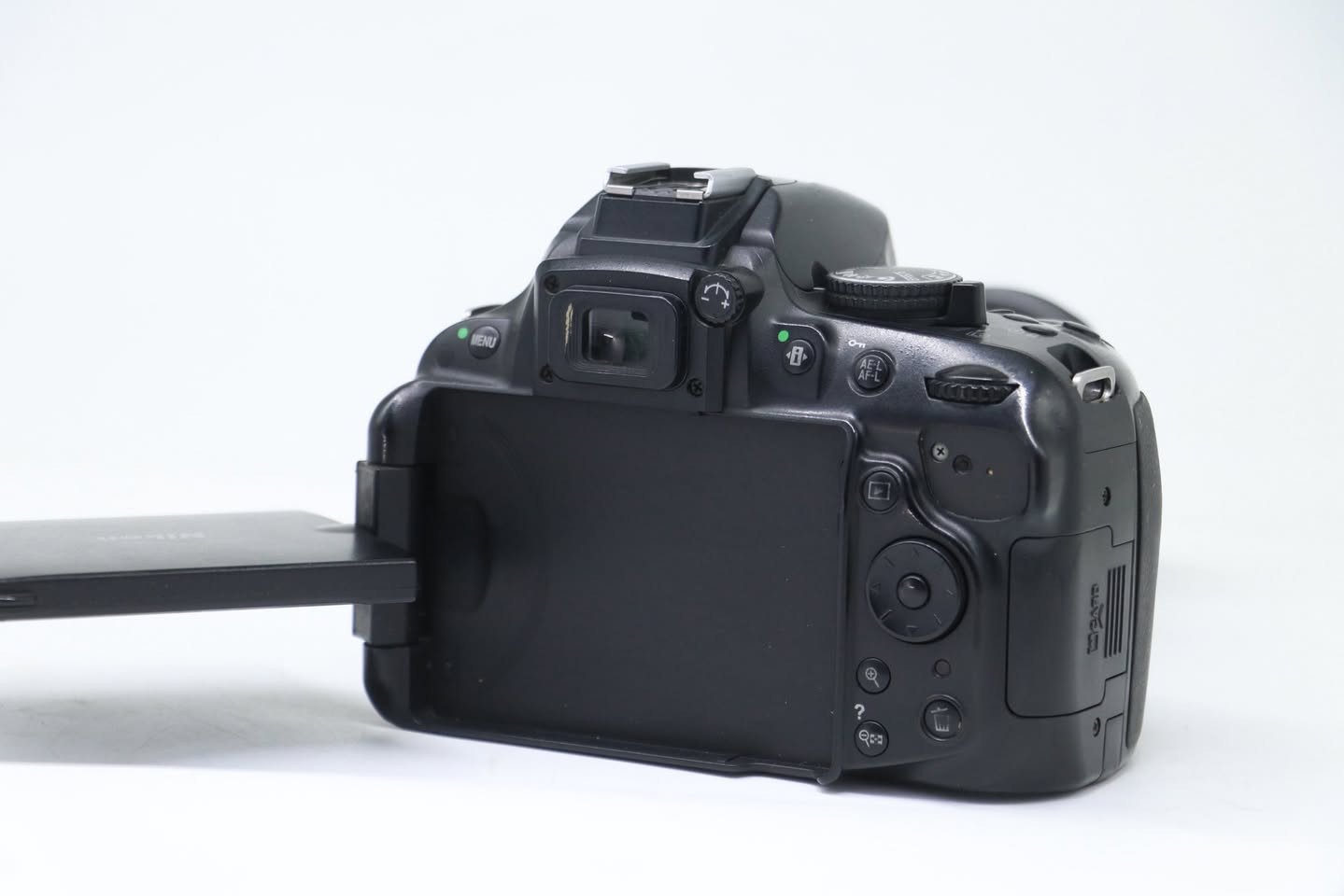 كأمره نيكون    (💣 ✨5200D 📸💣) نضافه 90/100 كامل ملحقات
شاشه قلابه 360 درجه📸
1- رام 32✅
2- حقيبه✅
3- حزام كتف✅
4- شاحنه اصليه ✅
5 بطاريه اصليه ✅ 
6- كيبل نقل صور ✅
يوجد توصيل كل العراق 🚚 السعر (⬅️265 الف➡️) 
 ***********
