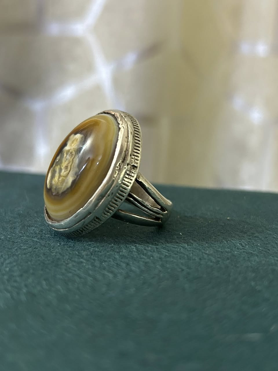 خاتم 💍 فضة رجالي مزين بحجر سليماني قديم  
قياس ٢٣ 
السعر 💵75الف دينار عراقي 
للطلب و الاستفسار مراسلة الصفحة 
او على رقم واتساب ***********
