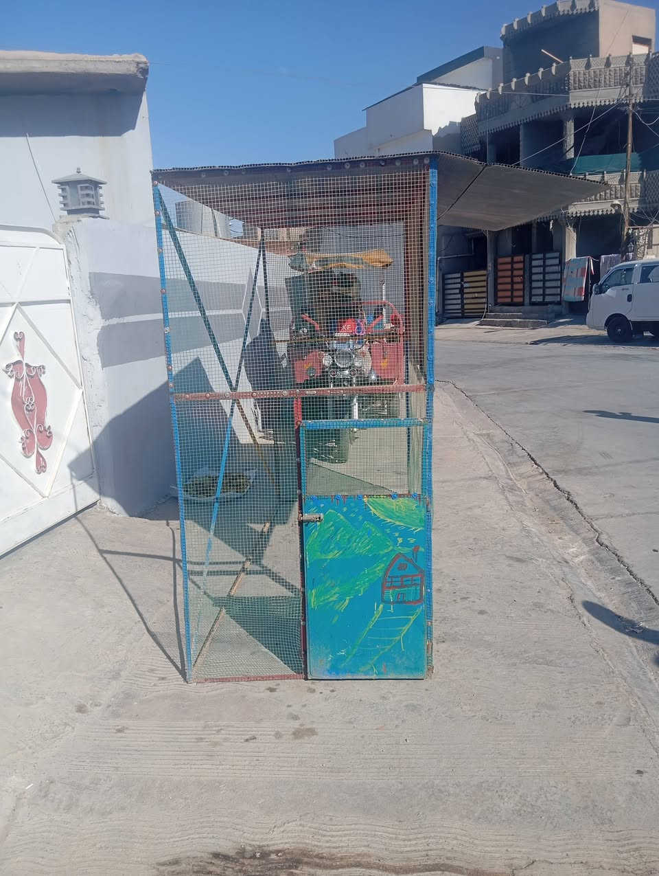 قفص طيور نضيف السعر 50 وبيه مجال ***********
