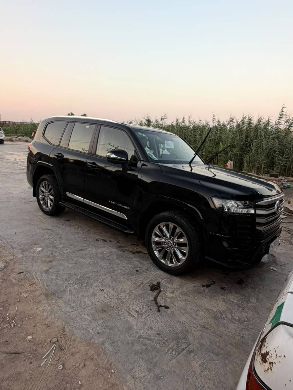 للبيع – لاندكروزر  موديل 2024 🚘
✅ موديل 2024
✅ بريم  (فل كامل)
✅ ماشية 13 ألف كم فقط
✅ مغلّفة بالكامل
✅ مكفولة كفالة عام
✅ رقم بغداد بسمي 
✅ السيارة نظيفة جداً وجاهزة للاستخدام، ولا تحتاج أي مصروف.

📞 للاستفسار والاتصال:
***********
