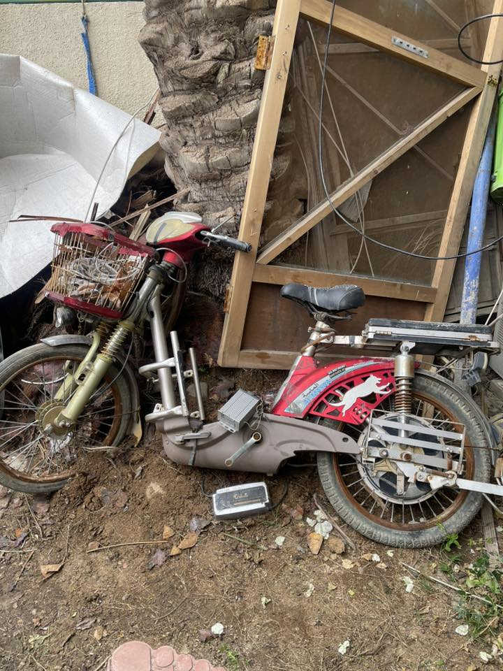 السلام عليكم دراجة شحن  ٥ باتري مشتغلة اقل السنة ومتروكة من ٢٠١٦ نقصها حاضن بطاريات وبطاريات ، وجوزة يمكن مال تشغيل ، سويجها وبصمتها موجودة . مكانها بغداد الجهاد 
ابيع كوم حديد 
حط سعرك واخذها 
***********
