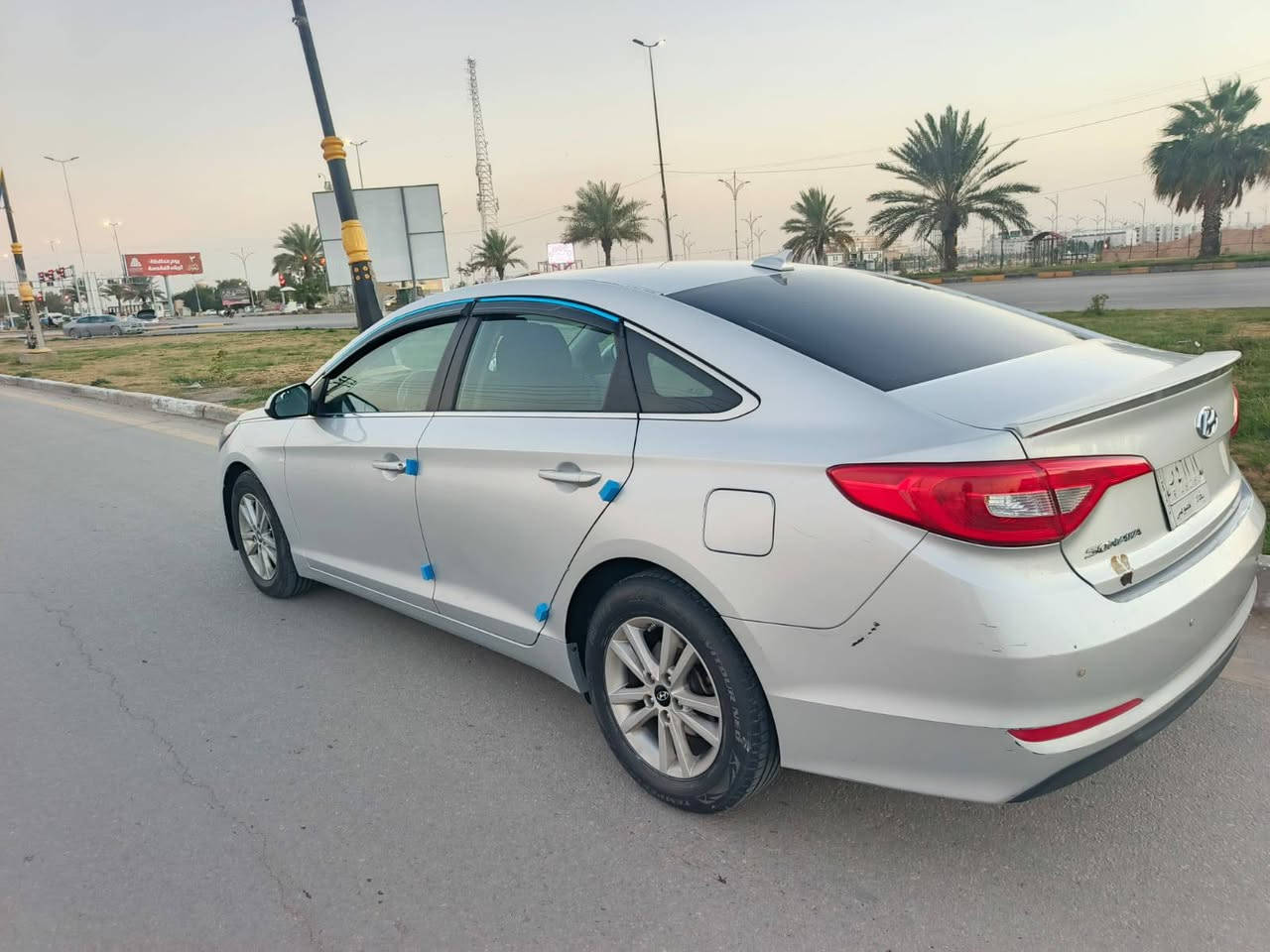 السلام عليكم سياره نوع سوناتا وارد امريكي موديل 2015 السياره كفاله عامه داخله كلين  السياره بس بيها رش جاملغ اثر جراد بدون داخل السياره خير من الله كير مكينه حداديه تبريد تخم تاير  حساسات كامره دوره  خمسه ويل كب اصلي السياره جديده ماشيه 140 مال بيت السعر 118وبيها مجال حك الجيه العنوان كربلاء  رقم الهاتف***********
