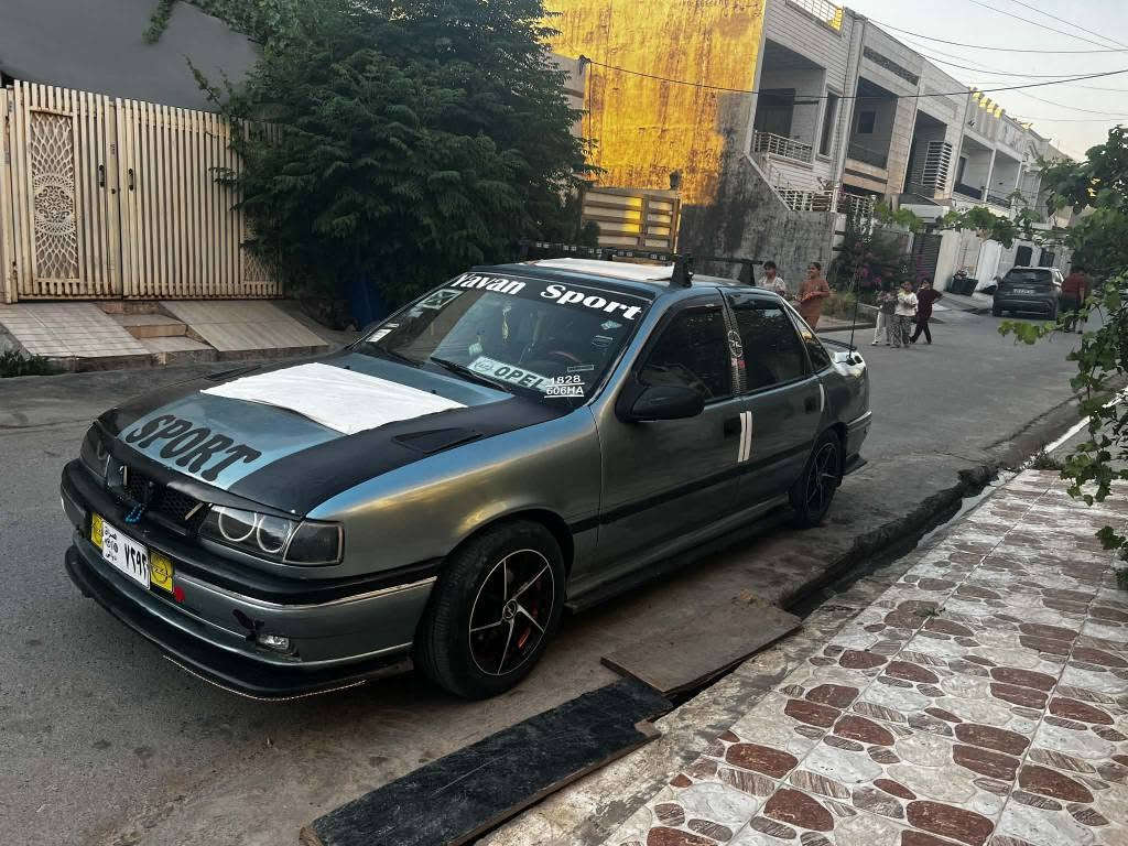 سەرەتا بەناوی خوای گەورە
ڤیکترا مۆدیل ١٩٩٠ 
مەکینە ٢٠ی ئەوروپی
گێڕو مەکینە تەقەوڕەقە کارەبایی هەموو گیانی بە شەرت
ئاڕم پلاستیک سلێمانی
بەشەرتی ئاڕم و ئەولیات موس بڕاوە
سلایتە ناو فۆڕمیکە چوار جام کارەباییە
چوار تایەی نوێی لەژێرە
سەیارەی ماڵەوەیە هی مەعڕەز نیە
دەعم و لێدراو هیچی نیە
چوار بەرە دەرگای نوێی لەسەرە
ناو داخلی زۆر جوانە
هەمووی کراوەتە ٩٥
دەعامی لۆ دەعامی بەشەرت

تکایە موشتەری نی بێزارمان مەکە
گۆڕینەوەم نیە تەنها فرۆشتنە
سعری 31 وەرەقە و مەعامەلەیەکی کەم
 
ئادمینی گوڵ وەریگرە
***********
شوێن هەولێر أربيل, العراق
