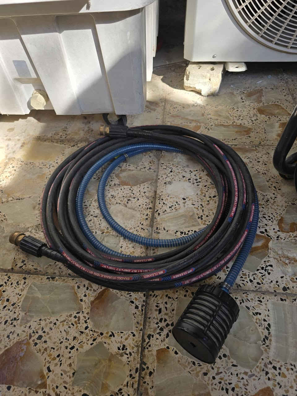 السلام عليكم 
‏فارة غسل ماركة MR. CLEANER قوة 150 بـار 
‏ الفارة قوية كلش ونضيفة استعمال قليل يمكن 5 مرات غسلت بيها سيارة تجي ارميجر وضاغطة اصلي وملف نحاس بالكامل وصوندة 15 متر اصلية تتحمل فوك 150 بـار وبعد مواصفات حكتبهن جوه 
‏السعر 190 الف ما بيها مجال وسعرها مو هواي ماخذها 260 الف من جادر الاصلي موجودة بصفحتهم تكدرون تتأكدون من سعرها
‏يتوفر توصيل بغداد ومحافظات 5 او تحب تجي البيت تاخذها مكاني بغداد الشعب شوف اليخدمك واني حاظر  متواجد خاص او واتساب *********** 
‏ ملاحظة فقط مراسلة ما اكدر اتوفر اتصال 
‏
‏ 🔹العلامة التجارية: MR. CLEANER
‏النوع: ضاغطة غسيل عالية الضغط (High Pressure Washer)
‏الموديل: MR.C180
‏سنة التصنيع: 2024
‏-------------------------------
‏🔹 المواصفات التقنية 
‏الجهد الكهربائي: 220 فولت
‏ملف: نحاس ۱۰۰%
‏التردد: 50 هرتز
‏القدرة: 3000 واط
‏القوة: 5 ونص حصان
‏الضغط الأقصى: 150 بار
‏معدل تدفق الماء: 14 لتر / دقيقة
‏سرعة المحرك: 2800 دورة/دقيقة
‏المكثف (Capacitance): 75µF / 450V
‏الوزن: 17.3 كغ
‏-----------------------------
‏🔹 فوهات الرش (4 نوزلات) 
‏    🔴 0° /  🟡 15° /  🟢 25° / ⚪ 40°
