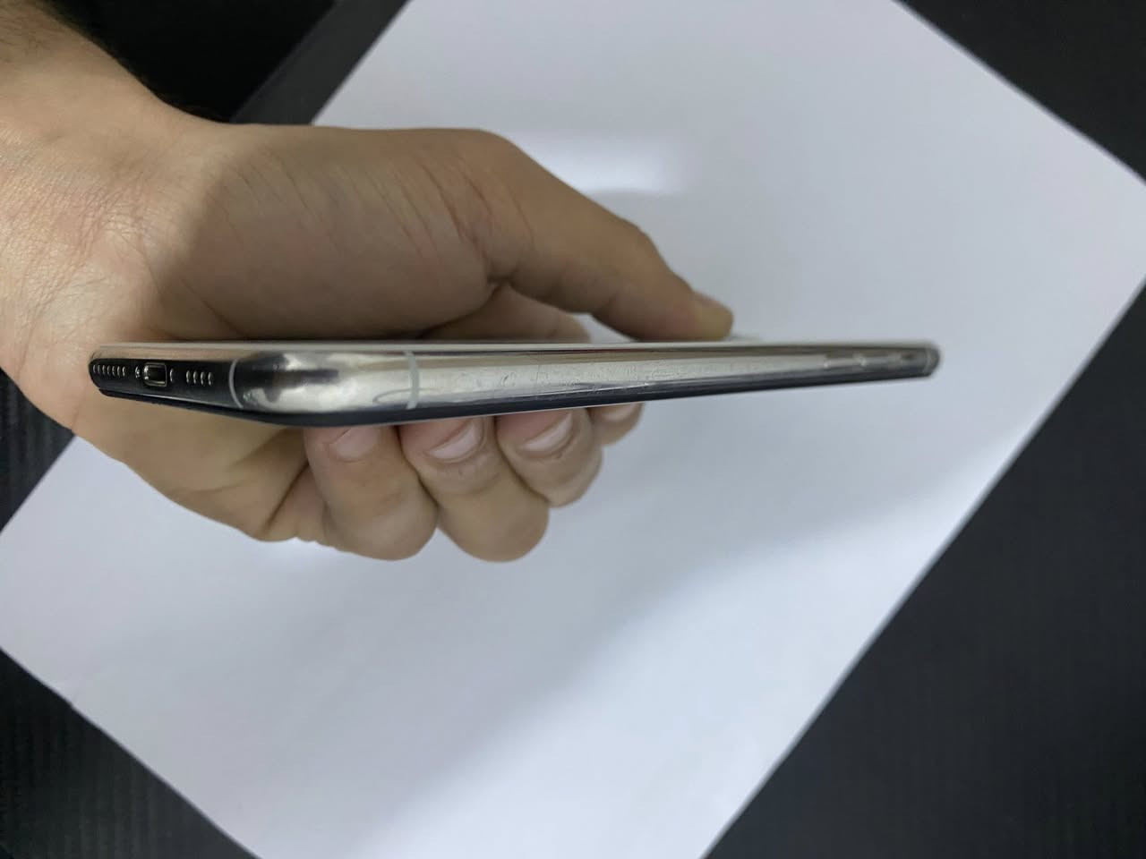 آيفون 11 برو ماكس لون أبيض ذاكره 256 الجهاز فقط مستبدل شاشه تفصيخ والكامره الخلفيه فقط توقفت فجاه اثر وكعه باقي الجهاز كل مكفول الجهاز زلغ واحد مابي نظافة الجهاز 💯 الجهاز مال بيت سعر الجهاز 180 وبي مجال بسيط كلش العنوان بغداد المنصور رقم تلفون *********** وبي واتساب
