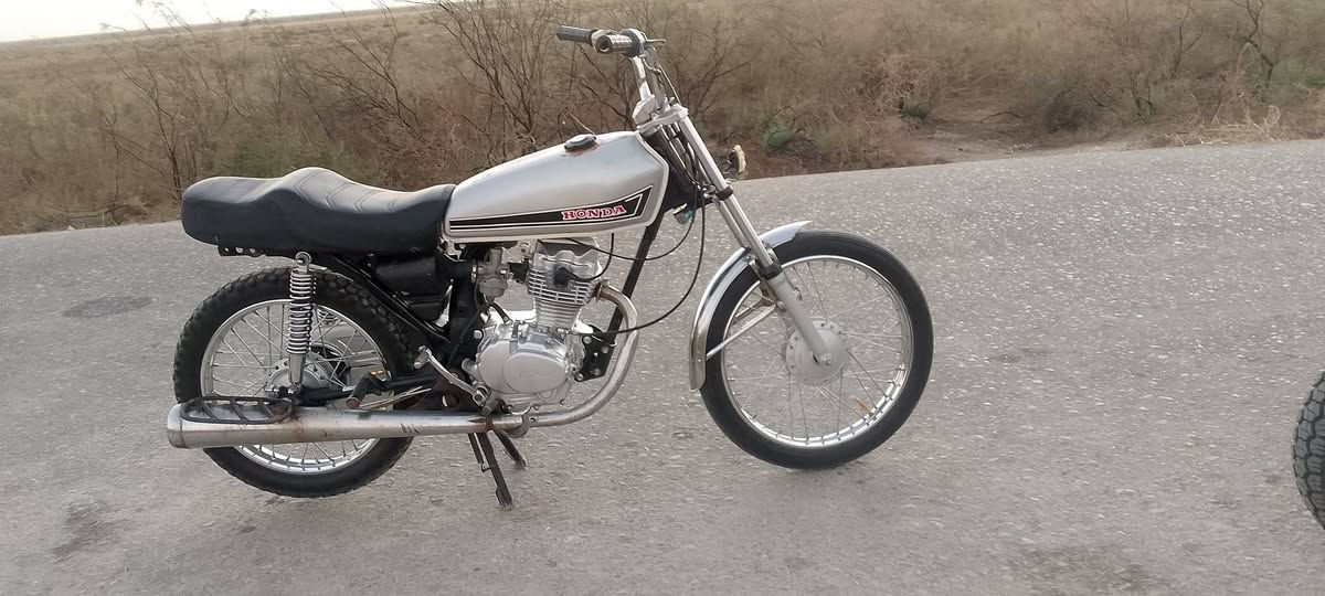 سلام عليكم دراجه نامه كلك مكفوله عن سرقه دراجه حلوه نضيفه شوفت عينك مفتوح ولفات.. ماعوزه شي كامله دراجه. شراي يتصل عل رقم خاص . ***********سعره قفلل (550)
