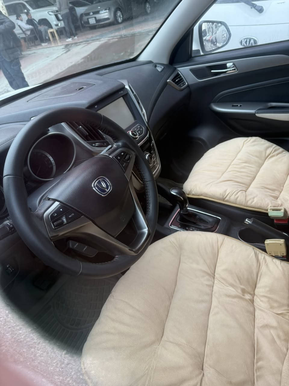 سلام علیكم شانجان S35 مودیل 2019 رقم سليمانيه جديد 2028 مواصفات فول فتحه سلايت كشن ابيض اسود جلد حساسات امامي خلفي كاميرات كير محرك مامفتوح ثلاثه مكانات تعدل بارد بي بدون صبغ تبريد شغال سياره احلي من صوره مكان مكاني اربيل 
سعر ٨٩
رقم موبايل [***********
