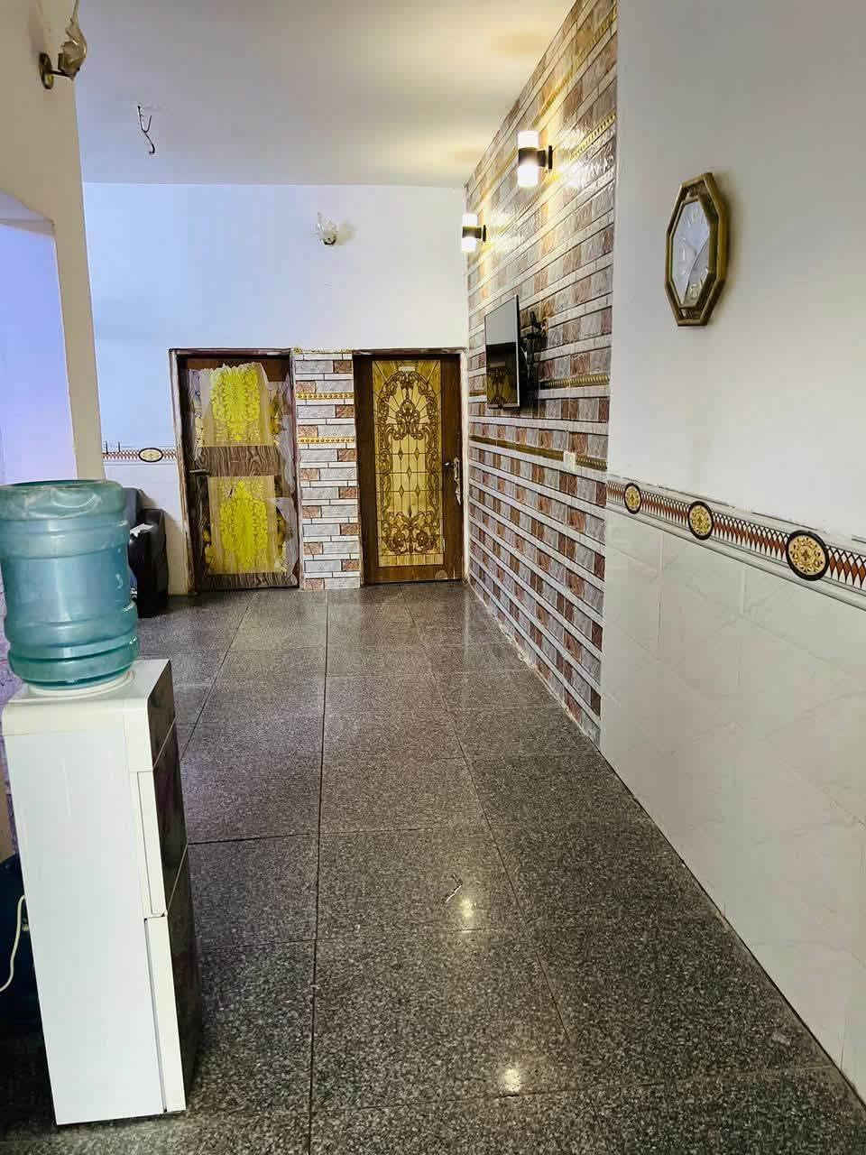 السلام عليكم
بيت للبيع مساحته ٩٥٠ م سند ٢٥ تحويل مباشر   شارع حله بغداد قرية الفنديه اقرب نقطه داله البوابه  او معمل طابوق الجمهوري يتكون من غرفتين نوم+ حمام داخلي +هول +مطبخ+ استقبال+ امام المنزل حديقه كبيره + حديقه صغيره للزع على يمين  الحديقه الكبيره + مجمعات صحيه +خلف المنزل مشتمل يتكون من غرفه + مطبخ+ مجمعات صحيه + قطعة ارض امام المشتمل ١٧٠ م تقريبا للاستفسار *********** للبيع او مراوس
