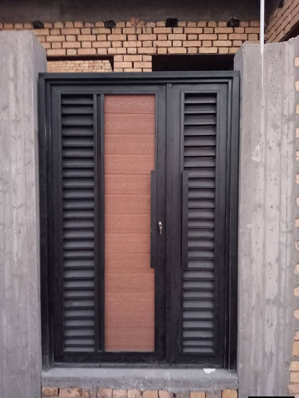 السلام عليكم يعلن معمل حدادة السجاد لعمل كافة الابواب والشبابيك المودرن باحدث الاصدارات وبأسعار مناسبة وتنافسية
عنوان بابل/محاويل/قرب استدارة مركز الشرطة 
للاستفسار اكثر اتصال او واتساب على الرقم / ***********
