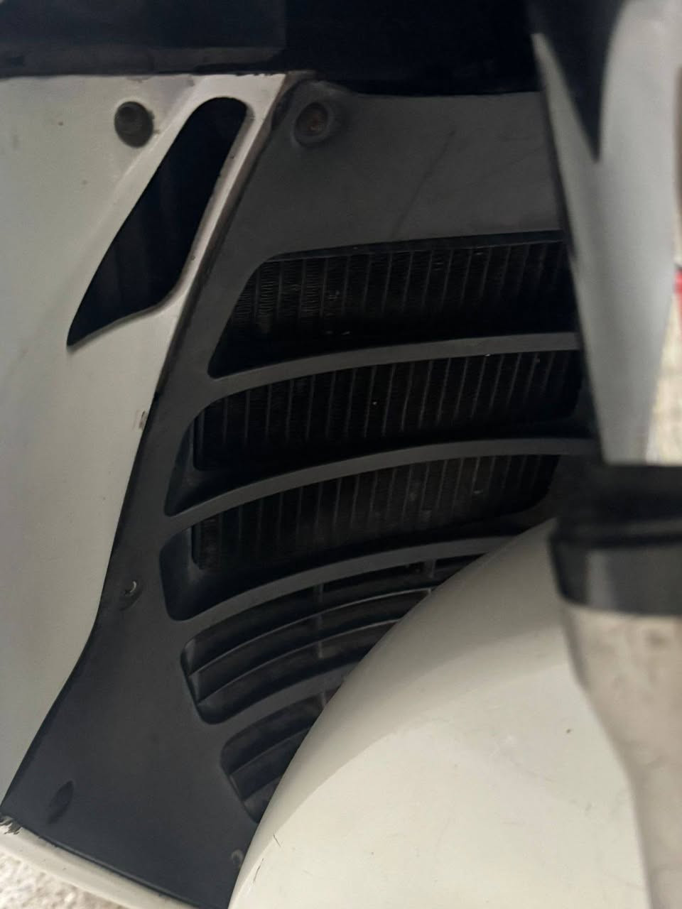 السلام عليكم سلفر 600 مرقم للبيع المكينة مكفول بيها ملاحظات بلكفرات الدراجة شلعة ومعدل ممشاهة 80 الف مكينة ماا مشتمة ريحة البانزين العادي السعر25$ وبي مجال بسيط حك الجية التحويل ثاني يوم الرقم ***********
