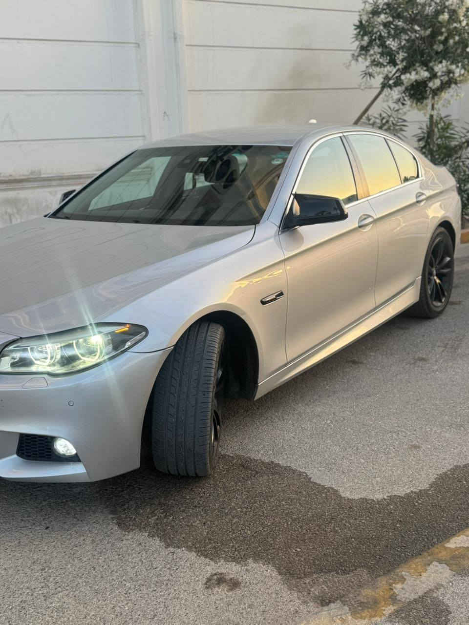بي ام دبليو f10 n20 twin power turbo 2012
الضرر / جاملغ امامي عكس السائق تبديل بدون دواخل
كفالة عامة - شرط كله بلادي 
 ( كير - محرك - تبريد - كهربائيات )
 بدون اي نواقص 
تحديث جمالية
( كت m كامل - لايت - بك لايت - دشبول ) 
السيارة جديده جداً وكلشي بلادي 
سنويه بأسمي تريد تحويل تريد وكالة .

رقم صاحب سيارة ***********
