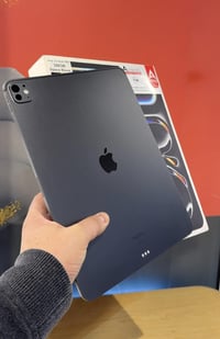 ايباد برو 13 M4 256 نسبة البطارية100‎%‎ عدد دورات الشحن 32 مع كامل الم...