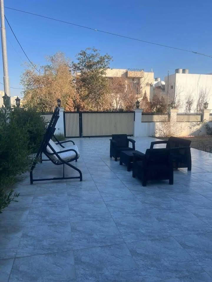 بيت #ركن  للبيع في مجمع لاوان ستي
مساحة 200 متر + 200 متر متروكة #حديقة_خارجية 
طابقين على شارع ٣٠ متر 
يتكون من :- 
4 غرف نوم // استقبال // هول داخلي // مطبخ // صحيات // حديقة و كراج 
المجمع كامل الخدمات
السعر : 
العنوان :- طريق كسنزان _ سايدين لاوان _ خلف شقق بلص لايف
**** 
خانووی #روکن بۆ فرۆشتن لە لاوان ستی 
ڕووبەر :- 200 مەتر + 200 مەتر مترووکە 
پێکهاتووە لە :- 
4 ژووری نووستن // دیوەخان // هۆڵ // چێشتخانە // گەرماو 
*
للاستفسار :
***********
