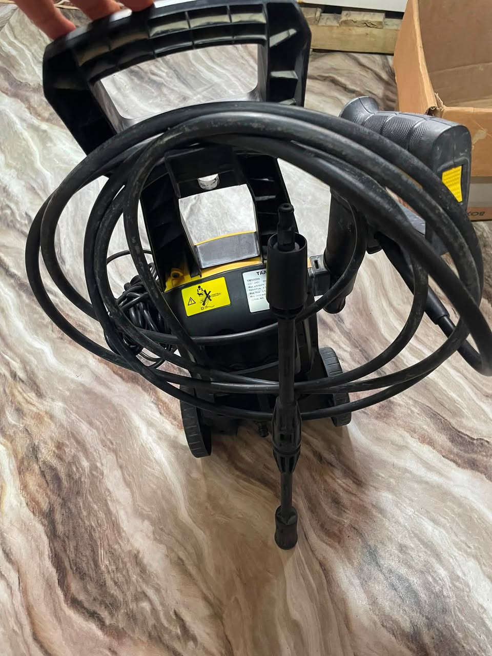 للبيع: فارة غسيل منزلي TAAM (موديل TM 1200B)
فارة غسيل ضغط عالي بحالة ممتازة ومثالية للبيت ولغسيل السيارت والدراجات والطارمات.
⚙️ المواصفات الفنية:
 القوة: 1200 واط (سحب اقتصادي بالكهرباء).
 الضغط: 90 بار (دفع قوي ينظف أصعب الأوساخ).
 معدل ضخ الماء: 6.5 لتر بالدقيقة.
 الكهرباء: 220 - 240 فولت (تشتغل على كهرباء البيت الطبيعية).
 الملحقات: الماطور + مسدس مع صوندة الضغط + الواير الأصلي.
 المميزات: تحتوي على عجلات ومقبض علوي لسهولة الحركة والتنقل، مع مكان المخصص للف الصوندة والواير.
💵 السعر: [60] ألف (قابل للتفاوض )
📍 المكان: [البصره حي الاصدقاء ]
📞 للتواصل والاستفسار: [***********]
