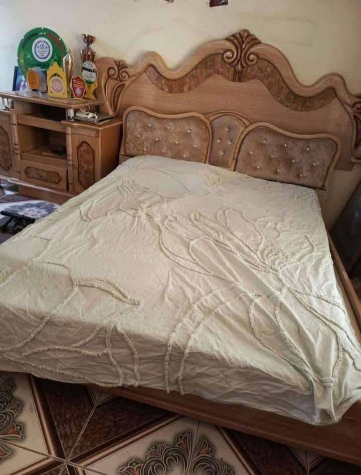 السلام عليكم 
غرفة اخشاب للبيع بسعر مناسب او مراوس بدراجه غرفه حيل نضيفه وجديده 
***********
