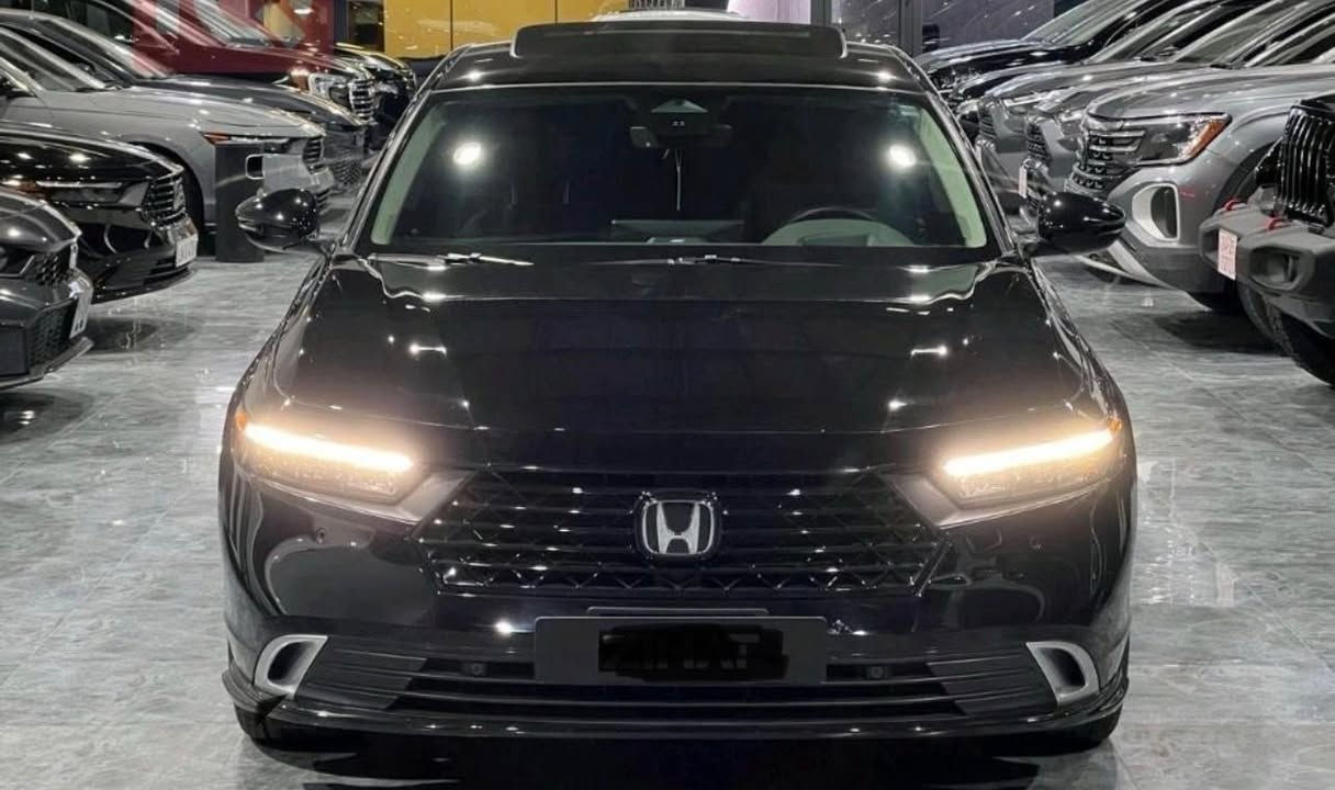 للبيع – هوندا اکورد هایبرید اعلی فئە تورنك ٢٠٢٤ 🔥🔥
                               Honda Accord Hybrid Touring 2024
ماشیە ٣٦ الف مایل 
مرقمە اربیل جاهز
لون اسود 🔥🔥🔥🔥

• محرك هايبرد 2.0 لتر اقتصادي جداً بالوقود

📄 تفاصيل السيارة:
• ارباكـات راجعة سيستم 
• السيارة بها الجاملخ الأمامي الأيمن صبغ فقط بدون دواخل
رقم شاصی 1HGCY2F88RA055545
📞 للمزيد من المعلومات:
***********
واتساب موجود
