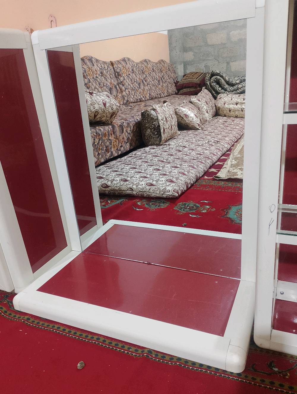 للبيع طقم ديكور حلاقة كامل (3 قطع) بتصميم أنيق وعملي جداً، مصنوع من الألمنيوم الدرجة الأولى (مقاوم للرطوبة والحرارة):
مراية حلاقة واسعة: مع إطار ألمنيوم أبيض وتطعيم أحمر، تعطي مظهر فخم للمكان.
ميز (جاروف) جانبي: يحتوي على درج ومساحة تخزين للمكائن والمعدات، مع يدات كروم حديثة.
رفوف عرض (فاترينة): تحتوي على رفوف زجاجية، مثالية لعرض العطور، الكريمات، أو أدوات الحلاقة.
المميزات 💰 السعر المطلوب: 100 ألف دينار عراقي (سعر قفل وبلاش بالنسبة لنظافته) للتواصل:
عبر الرسائل 